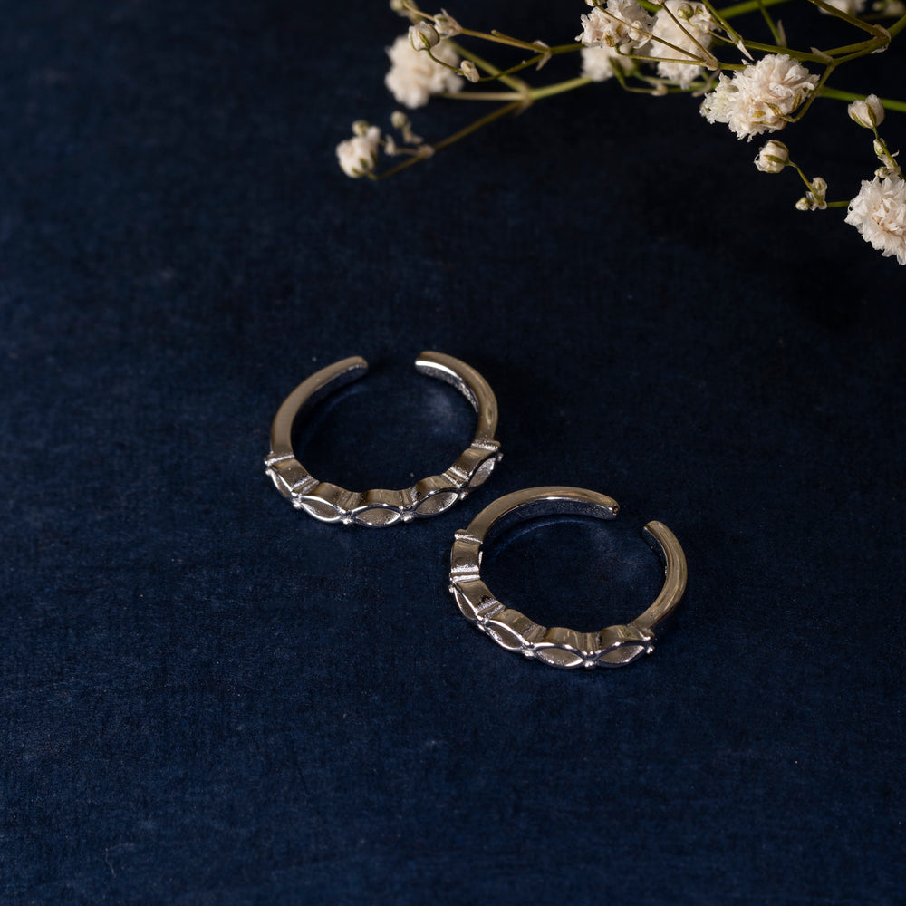 Crisscross Elegance Toe Ring